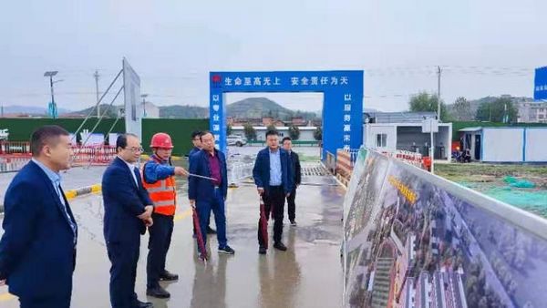 陜煤集團紀檢監察三室主任楊勝利、鄉村振興辦副主任楊偉一行到陜煤建設天工公司承建的漢陰實驗中學項目檢查指導工作