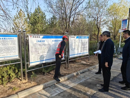 中共榆林市榆陽區(qū)委書記李忠宏一行到陜煤建設(shè)榆林公司承建的季鸞公園生態(tài)補(bǔ)水項目檢查指導(dǎo)