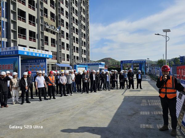 漢陰縣建設(shè)局在漢陰縣實驗中學(xué)二期建設(shè)工程項目施工現(xiàn)場組織觀摩交流
