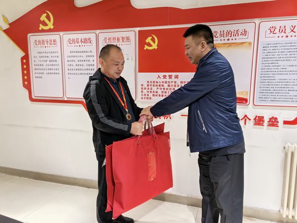 陜煤建設礦建二公司開展“走訪慰問勞模 弘揚榜樣力量”慰問勞模活動