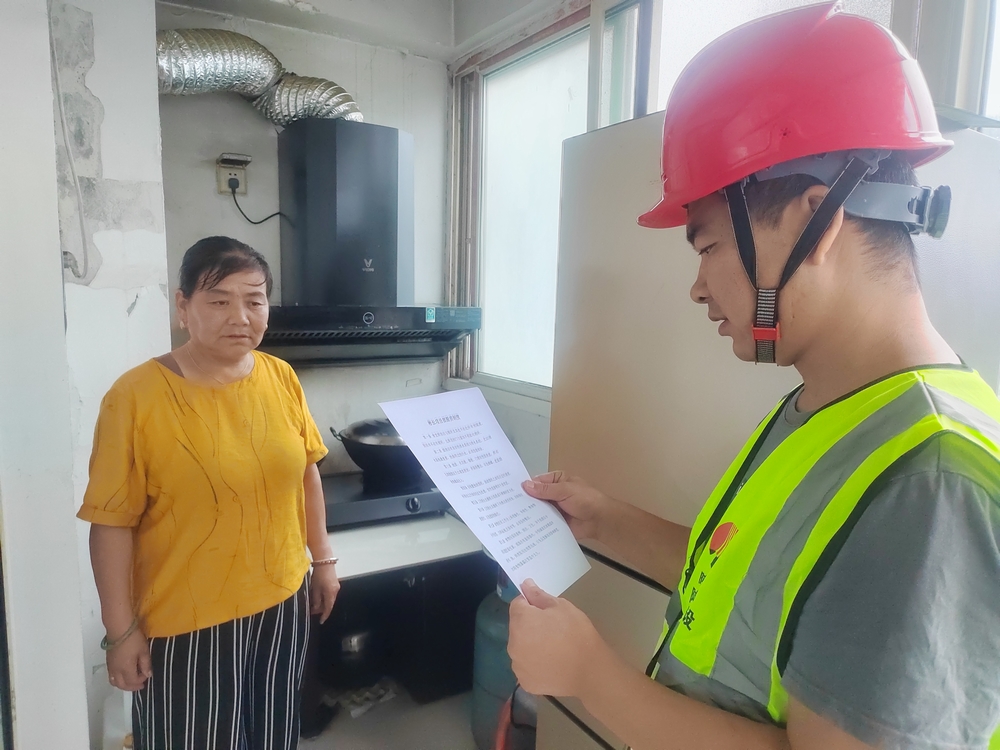 陜煤建設(shè)路橋分公司彬長項(xiàng)目部開展“工地安全知識普及進(jìn)社區(qū)”志愿活動(dòng)