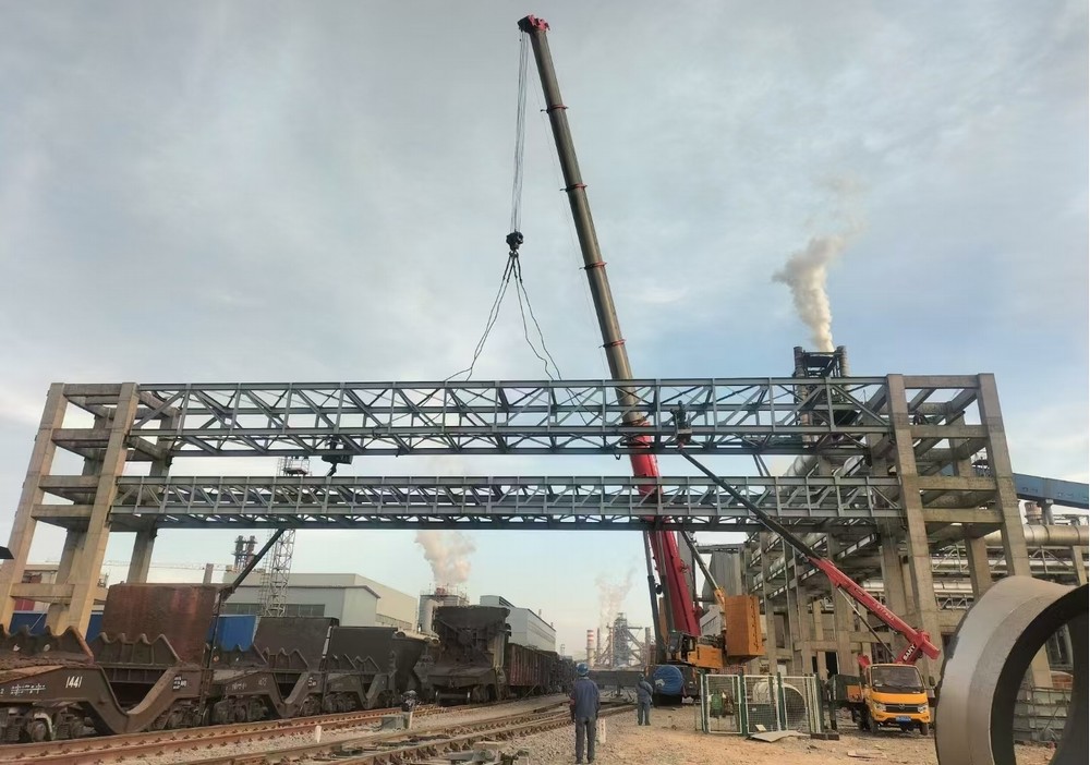 陜煤建設(shè)西北分公司土建第二項目部：酒鋼三標(biāo)第一跨”鋼結(jié)構(gòu)跨鐵路桁架順利吊裝完成