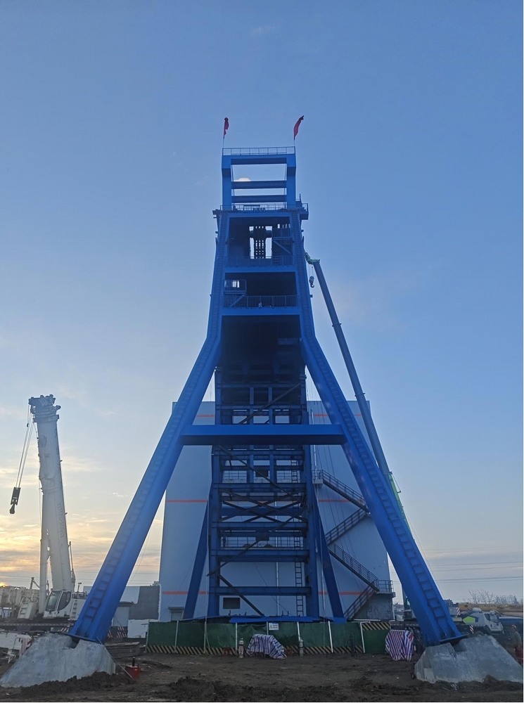 陜煤建設(shè)機電安裝公司胡家河煤礦二號風(fēng)井及附屬工程二號進風(fēng)立井井架工程順利完工