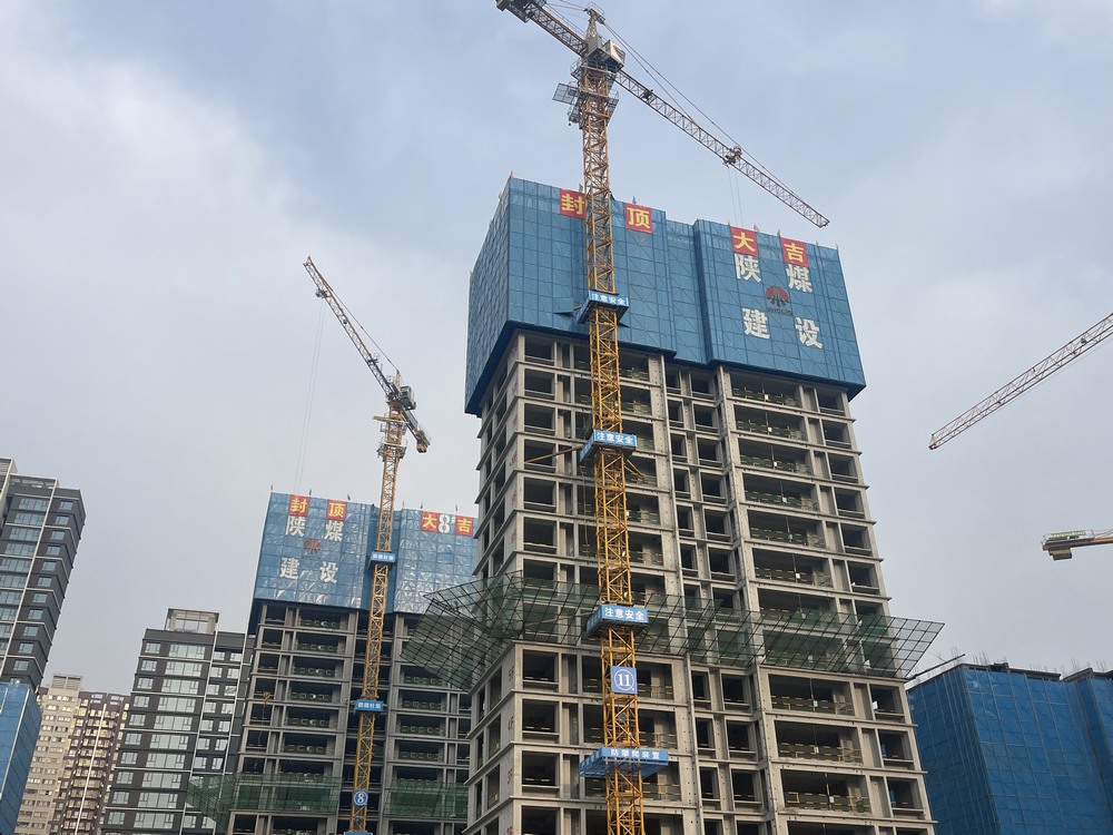 陜煤建設新龍城直屬項目部承建的銅川新龍城一期項目三標段8#、11#樓順利封頂