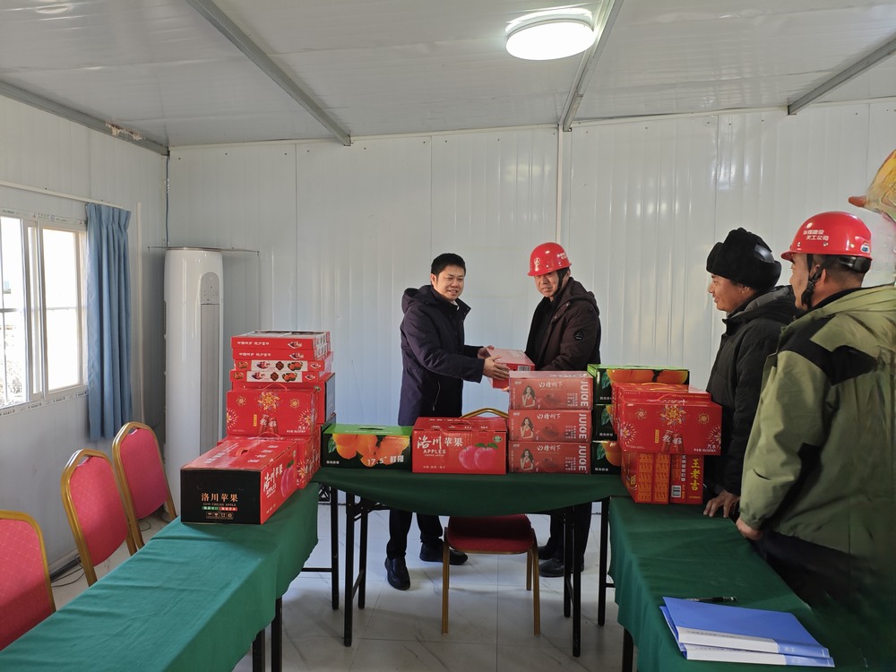 陜西彬長文家坡礦業有限公司副總經理、總工程師王飛深入天工公司基層項目部慰問