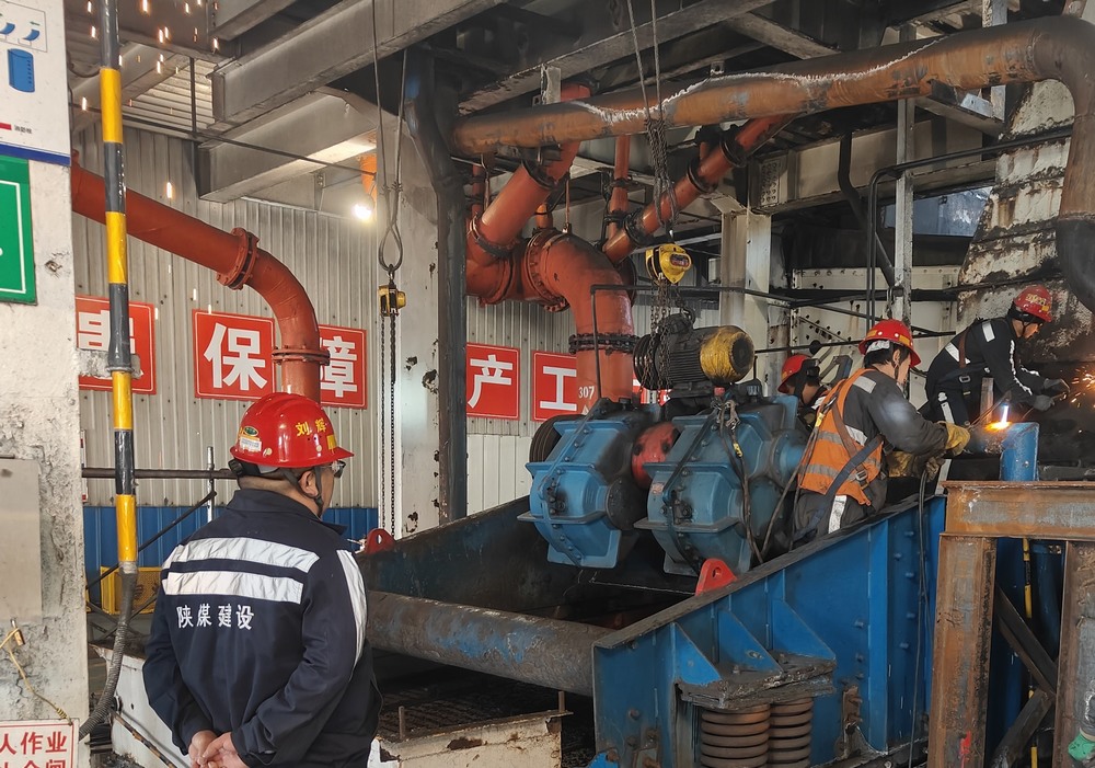 陜煤建設洗選煤運營公司第二項目部：新年破曉，檸條塔煤礦主洗車間預濕篩與矸石脫介篩 “迭代升級” 之戰打響