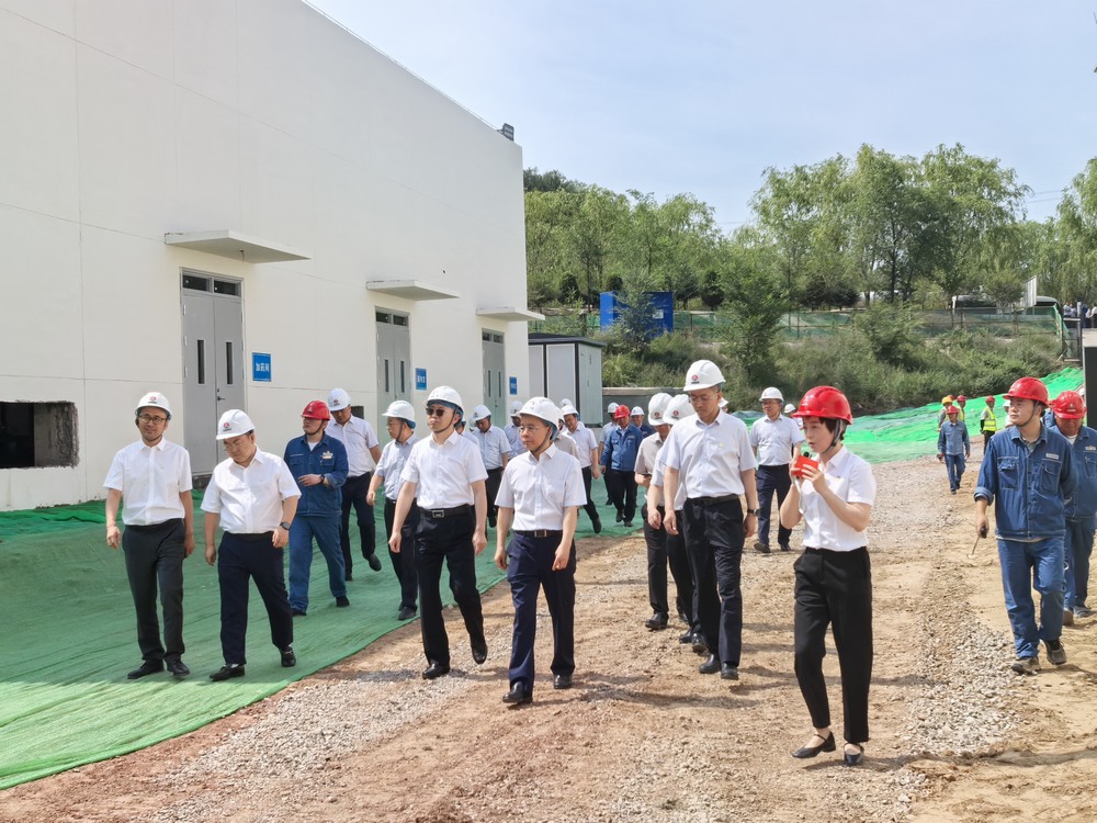 陜西煤業(yè)化工集團(tuán)府谷能源開(kāi)發(fā)有限公司黨委書(shū)記、董事長(zhǎng)李寧一行蒞臨黃河地表水預(yù)處理項(xiàng)目參觀調(diào)研