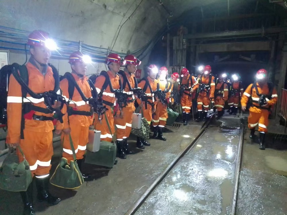 陜煤建設(shè)礦建三公司華龍項(xiàng)目部組織開展“頂板事故”應(yīng)急演練