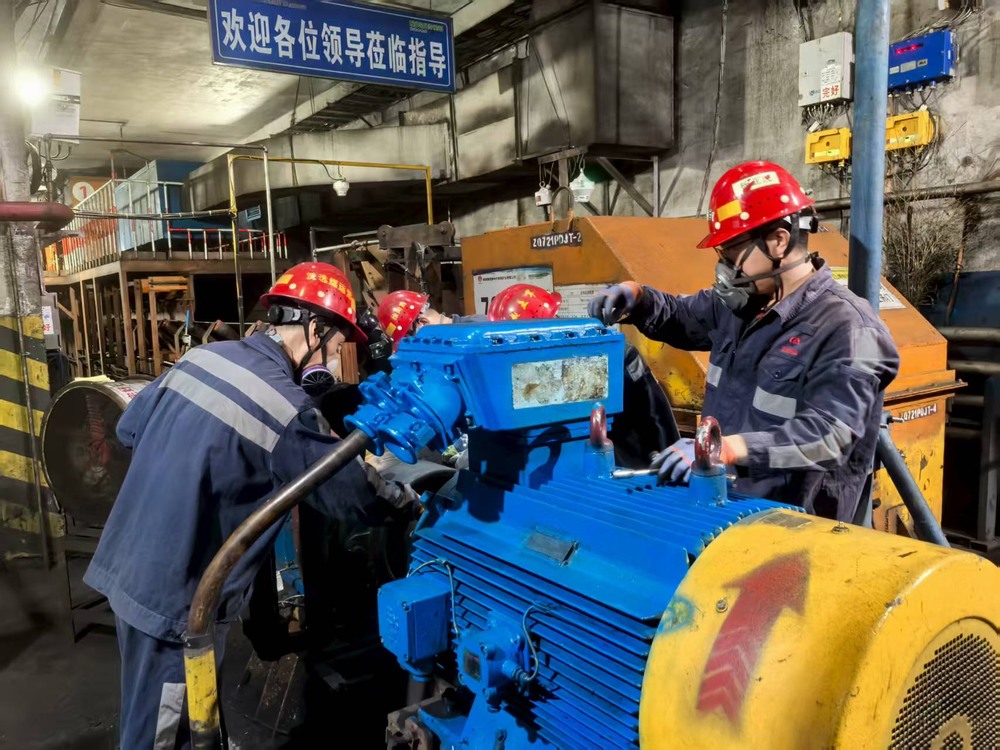 陜煤建設洗選煤運營公司檸條塔運營項目部：汗水浸透工裝色，高溫檢修護生產