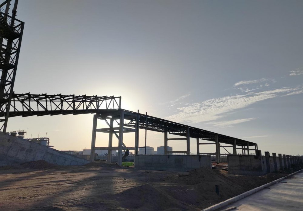 陜煤建設西北分公司土建第一項目部：提質煤2#棧橋桁架順利吊裝完成