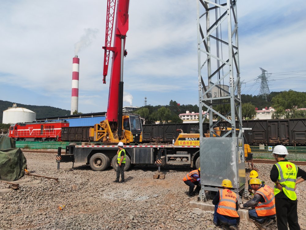 陜煤建設路橋分公司黃陵項目部圓滿完成信號燈塔吊裝作業