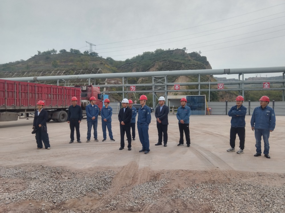 陜煤集團(tuán)府谷能源開發(fā)有限公司黨委書記、 董事長(zhǎng)李寧蒞臨陜西新元潔能有限公司電石廠電池儲(chǔ)能調(diào)峰項(xiàng)目檢查指導(dǎo)工作