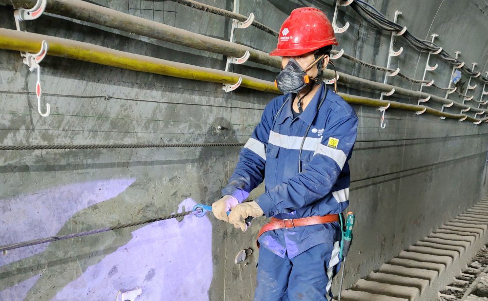 爬坡不用“喘粗氣”！玻璃溝煤礦行人助行裝置投運，省力更暖心