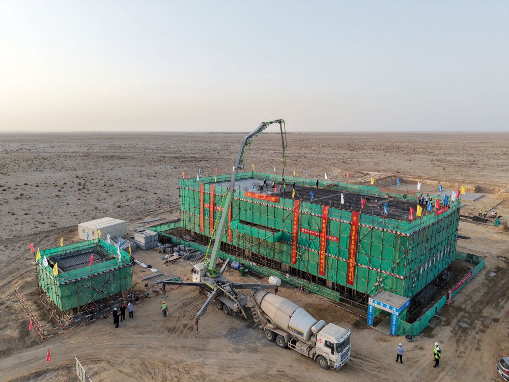 陜煤集團新疆公司兵團第十三師新星市30萬千瓦光伏發電項目升壓匯集站生產綜合樓、警衛傳達室順利封頂