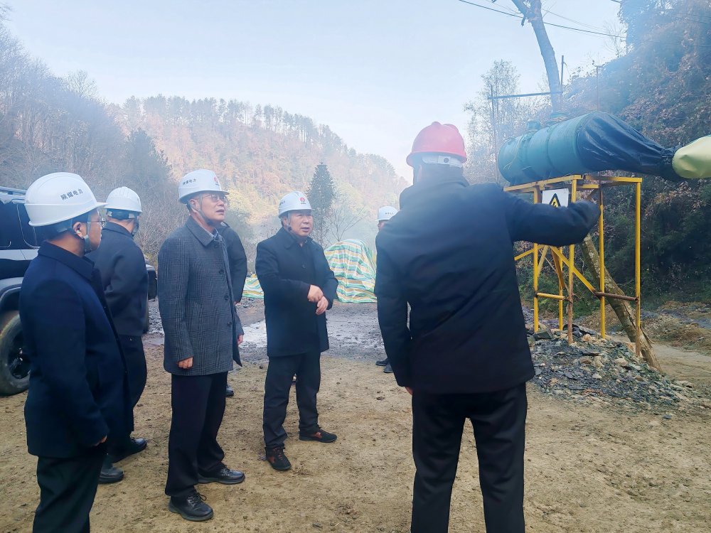 陜煤集團(tuán)總經(jīng)理助理、陜煤電力集團(tuán)黨委書記、董事長(zhǎng)馮平安一行深入西鄉(xiāng)抽蓄電站勘探平硐項(xiàng)目現(xiàn)場(chǎng)檢查指導(dǎo)前期準(zhǔn)備工作